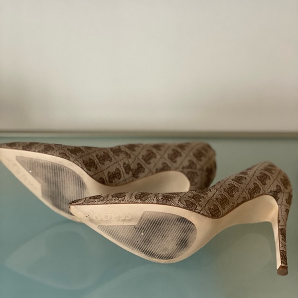 GUESS Pumps - Picture 4 of 4